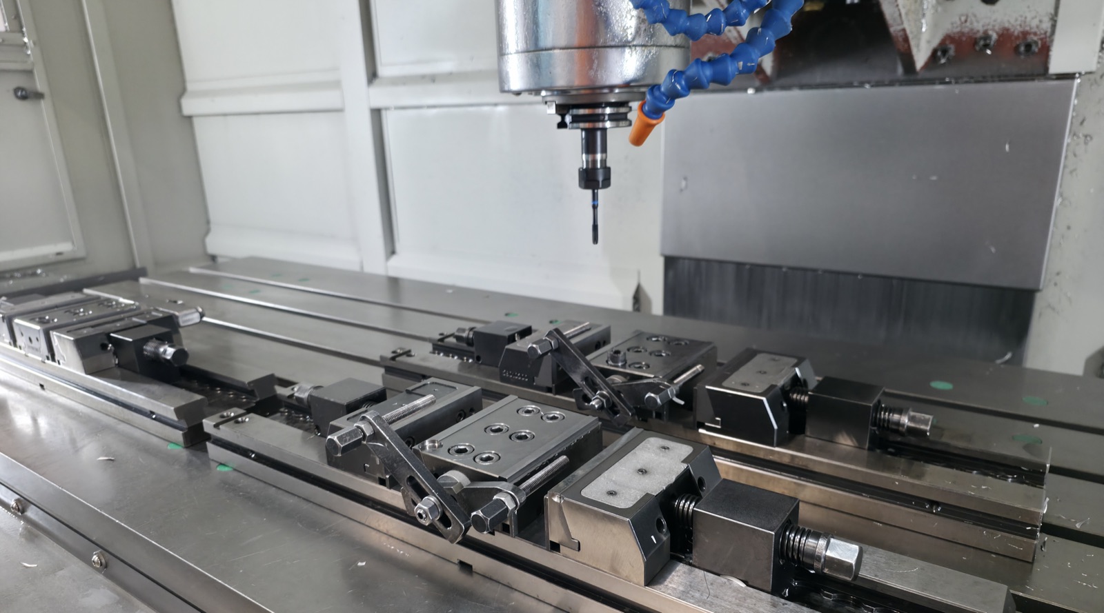 Fresatrice CNC PwMec con morse multiple e mandrino in lavorazione